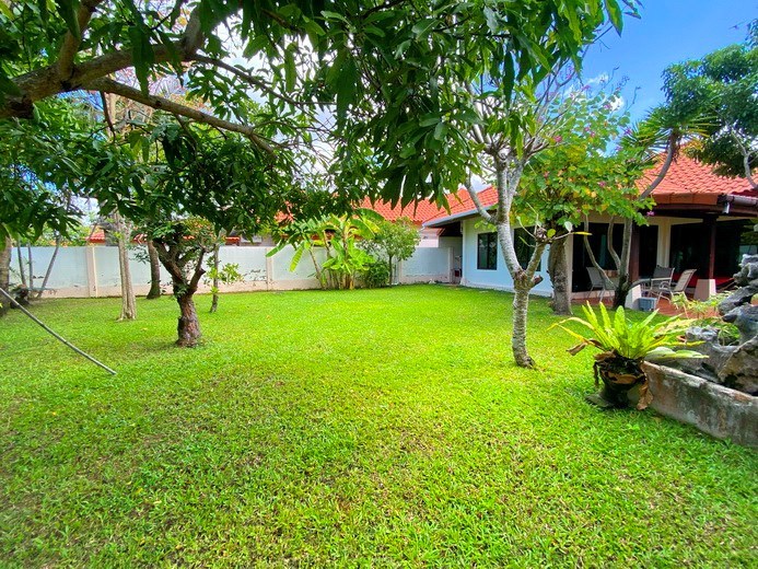 House for rent Huay Yai showing the large garden 
