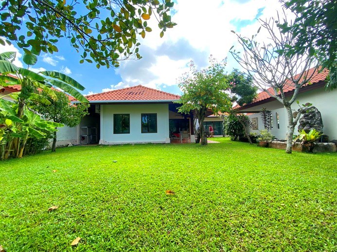 House for rent Huay Yai showing the garden and house 