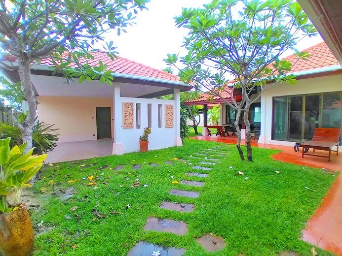 House for rent Huay Yai showing the house and garden House for rent Huay Yai showing the house and garden