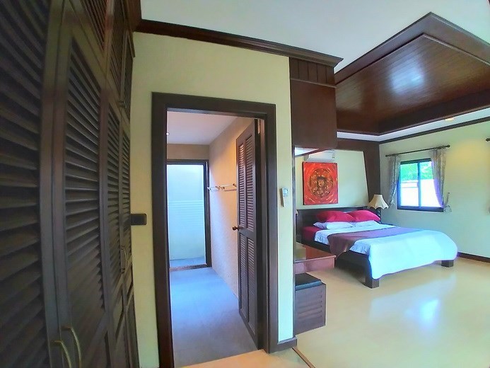 House for rent Huay Yai showing the master bedroom suite 