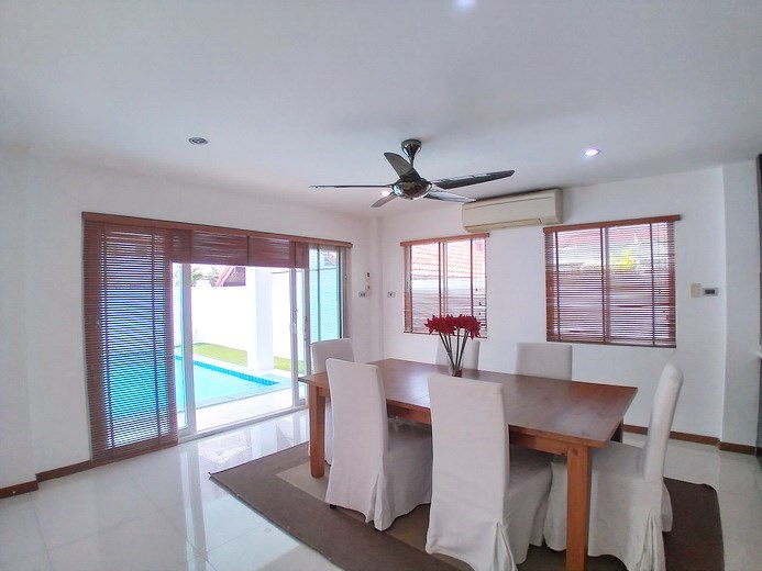 House for rent Jomtien Beach showing the dining area 