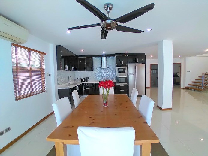 House for rent Jomtien Beach showing the dining, kitchen and guest bathroom 