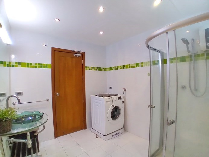 House for rent Jomtien Beach showing the guest bathroom 