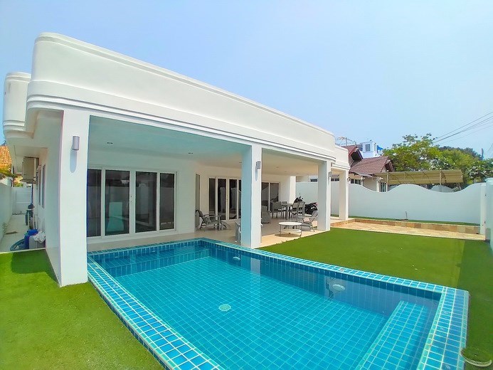 House for rent Jomtien Beach showing the house, pool and covered terrace 