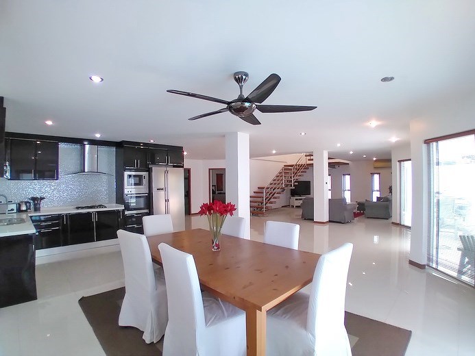 House for rent Jomtien Beach showing the open plan concept 