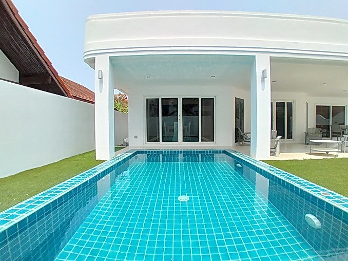 House for rent Jomtien Beach showing the private pool 