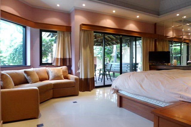 House for rent Jomtien showing the master bedroom suite House for rent Jomtien showing the master bedroom suite