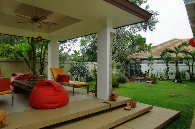 House for rent Jomtien showing the terrace and garden