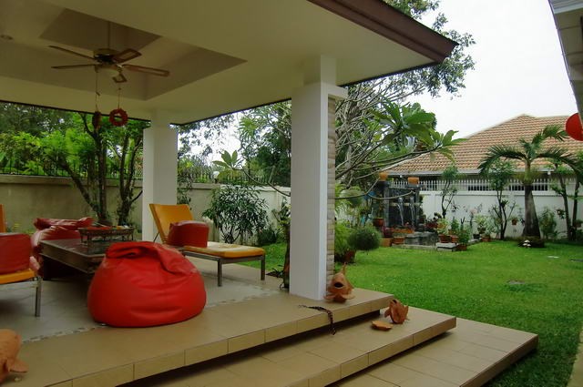 House for rent Jomtien showing the terrace and garden House for rent Jomtien showing the terrace and garden