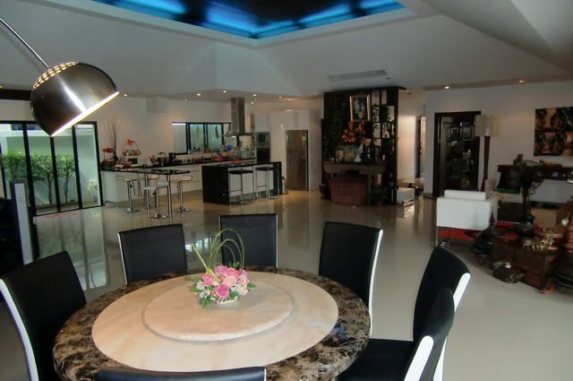House for rent Jomtien showing the dining and kitchen House for rent Jomtien showing the dining and kitchen