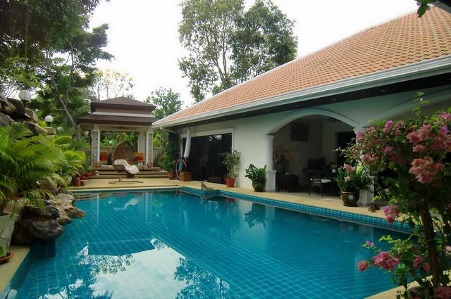 House for rent Jomtien showing the house and pool
