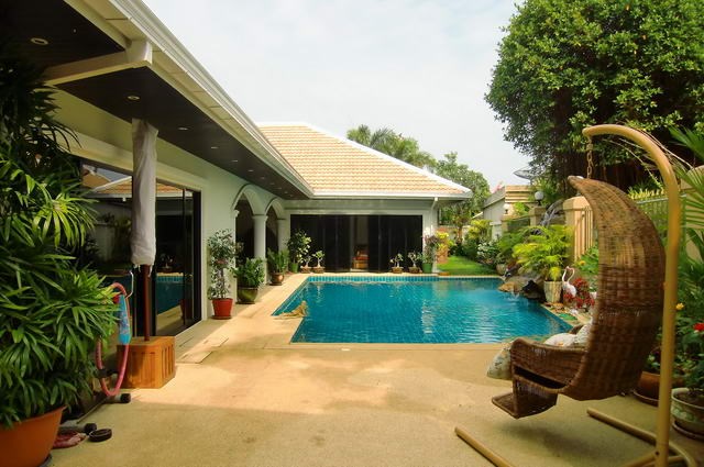 House for rent Jomtien showing the terrace and pool House for rent Jomtien showing the terrace and pool