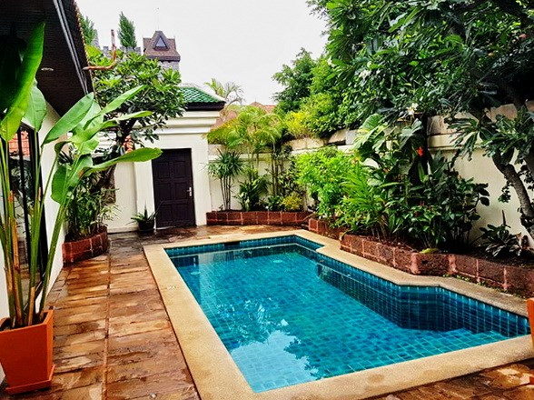 House for rent Jomtien View Talay Villas showing the pool and entrance House for rent Jomtien View Talay Villas showing the pool and entrance