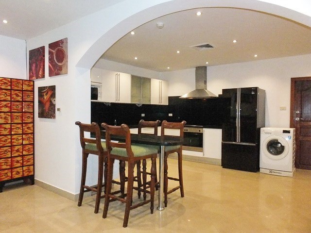 House for rent Jomtien at Jomtien Park Villas showing the breakfast bar and kitchen 