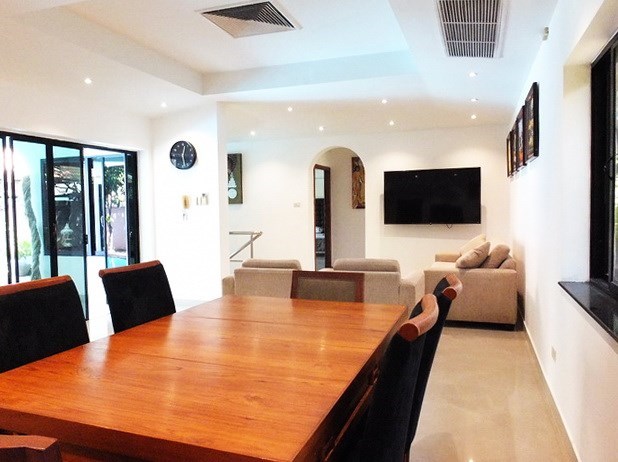 House for rent Jomtien at Jomtien Park Villas showing the dining and living areas 