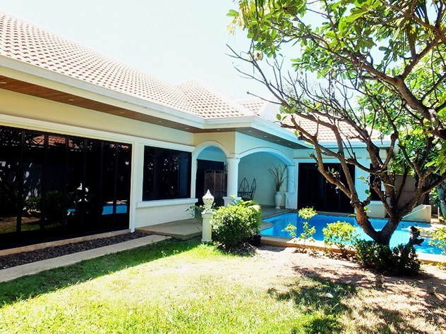 House for rent Jomtien at Jomtien Park Villas showing the garden and pool