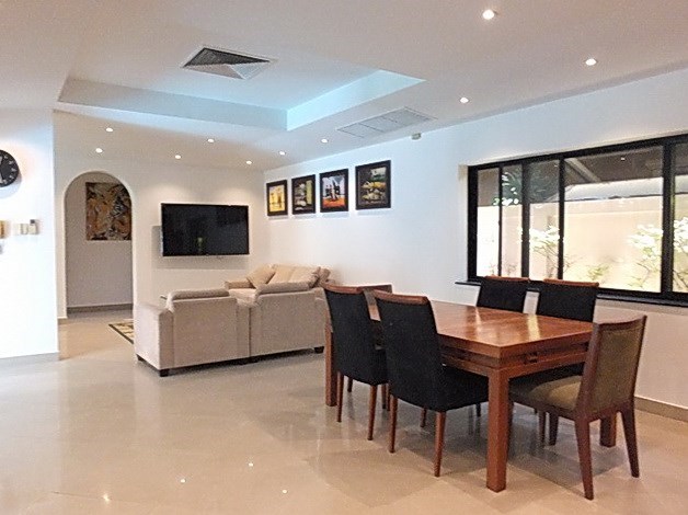 House for rent Jomtien at Jomtien Park Villas showing the living and dining areas 
