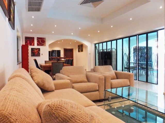 House for rent Jomtien at Jomtien Park Villas showing the living, dining and kitchen areas 