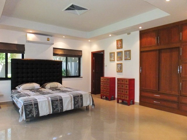 House for rent Jomtien at Jomtien Park Villas showing the master bedroom suite 