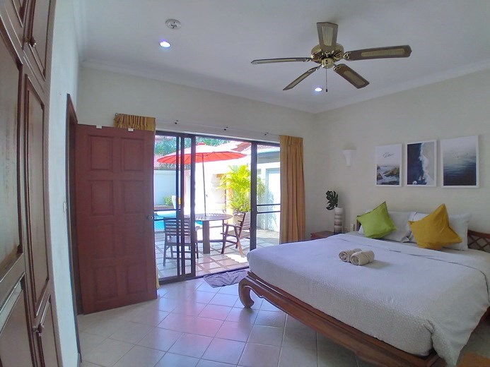 House for rent Jomtien showing the bedroom pool view 