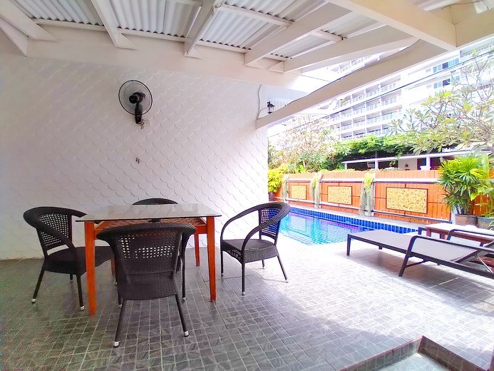 House for rent Jomtien Pattaya showing the covered terrace 