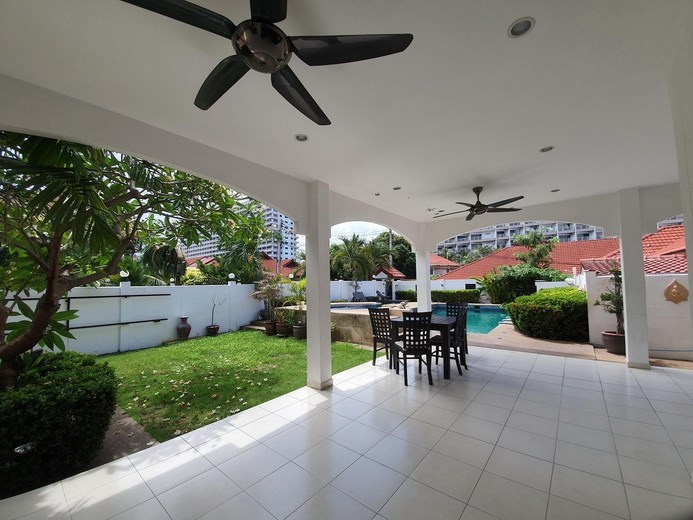 House for rent Jomtien showing the covered terrace and pool 