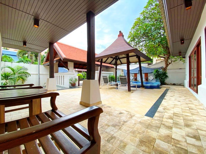 House for rent Jomtien showing the covered terrace 