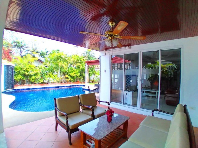 House for rent Jomtien showing the covered terrace and pool 