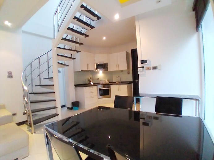 House for rent Jomtien showing the dining and kitchen areas 