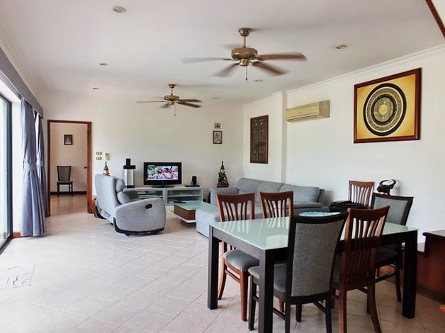 House for rent Jomtien showing the dining and living areas 