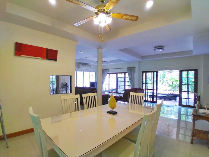 House for rent Jomtien showing the dining and living areas House for rent Jomtien showing the dining and living areas