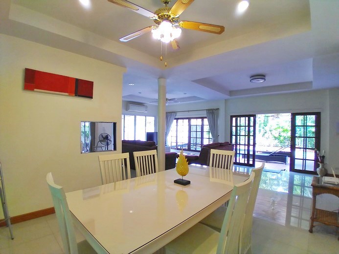 House for rent Jomtien showing the dining and living areas 