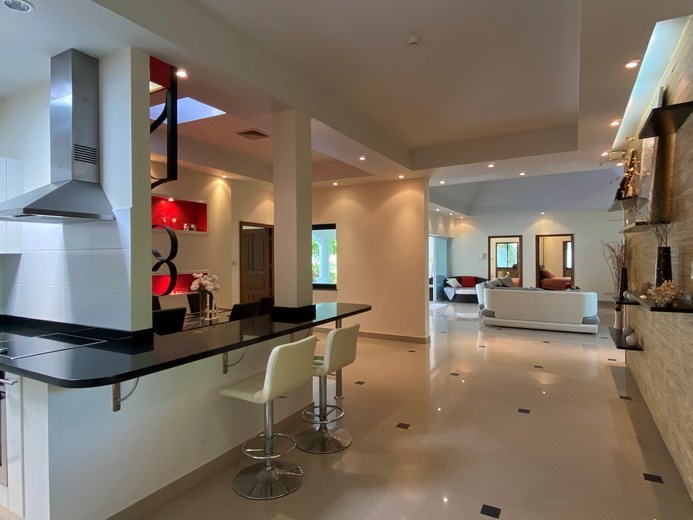 House rent Jomtien Park Villas Pattaya showing the dining and living areas 