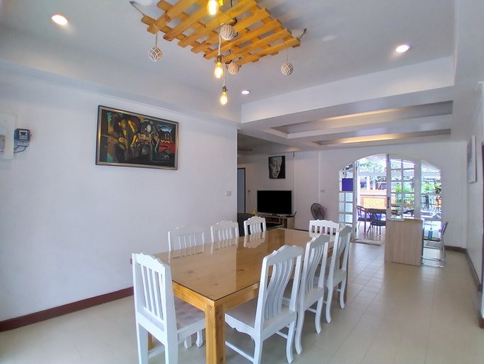 House for rent Jomtien Pattaya showing the dining area and terrace 