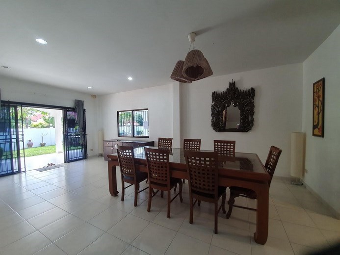 House for rent Jomtien showing the first dining area with pool view 