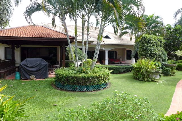 House for rent Jomtien showing the house and garden