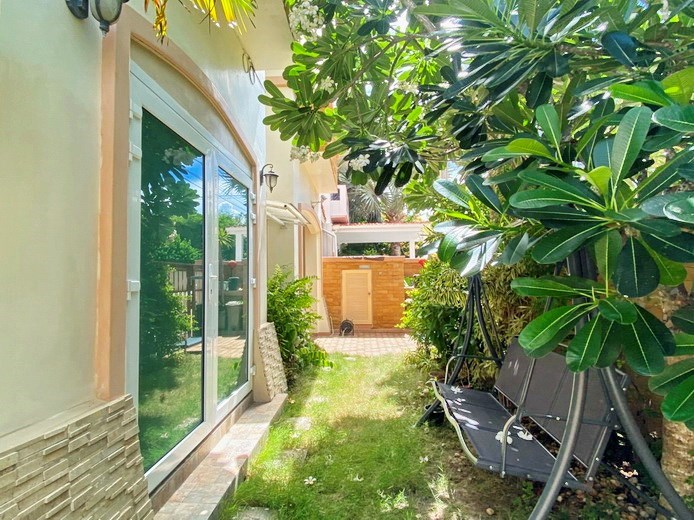 House for rent Jomtien showing the garden and carport House for rent Jomtien showing the garden and carport