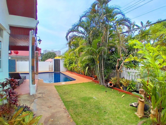 House for rent Jomtien showing the garden and pool 