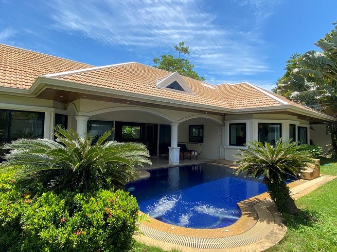 House rent Jomtien Park Villas Pattaya showing the house and pool 
