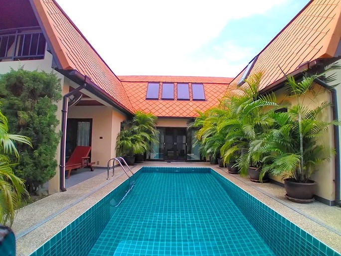 House for rent Jomtien showing the house and pool