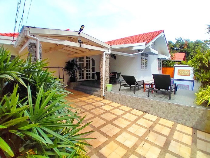 House for rent Jomtien Pattaya showing the house, car park and pool 
