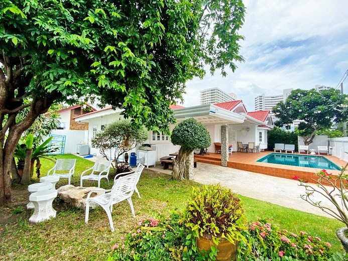 House for rent Jomtien Pattaya showing the house, garden and pool