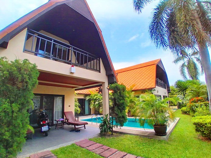 House for rent Jomtien showing the house, pool and garden 