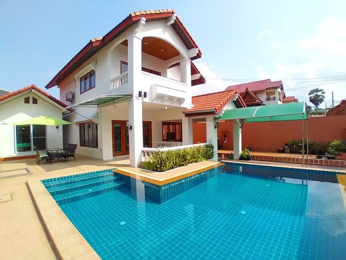 House for rent Jomtien showing the house, pool and carport 
