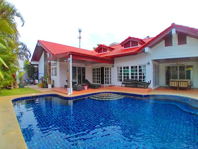 House for rent Jomtien showing the house, pool and garden 