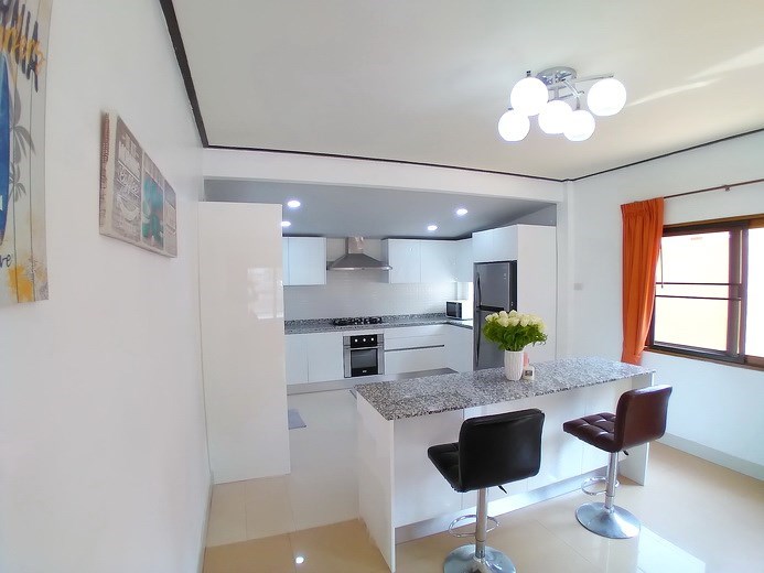House for rent Jomtien showing the kitchen and breakfast bar