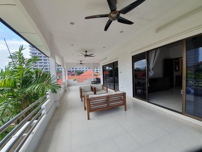 House for rent Jomtien showing the large balcony 