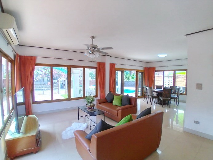 House for rent Jomtien showing the living and dining areas 