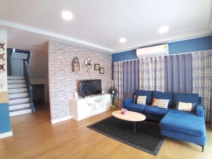 House for rent Jomtien showing the living area and guest bathroom House for rent Jomtien showing the living area and guest bathroom