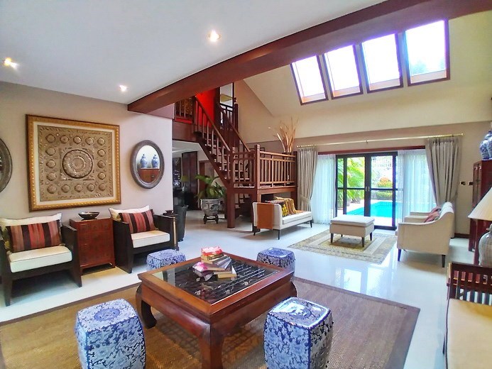 House for rent Jomtien showing the living area with pool view House for rent Jomtien showing the living area with pool view